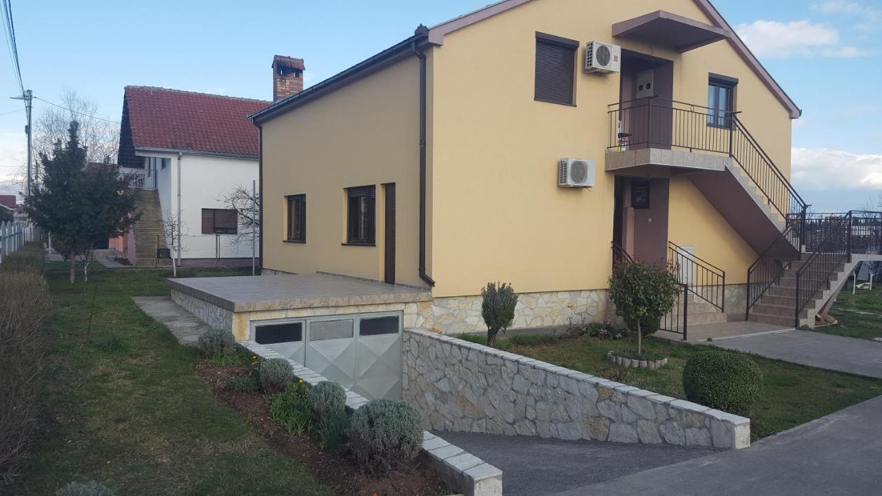 Hostel Vera - Airport Podgorica Mitrovici  Exterior photo